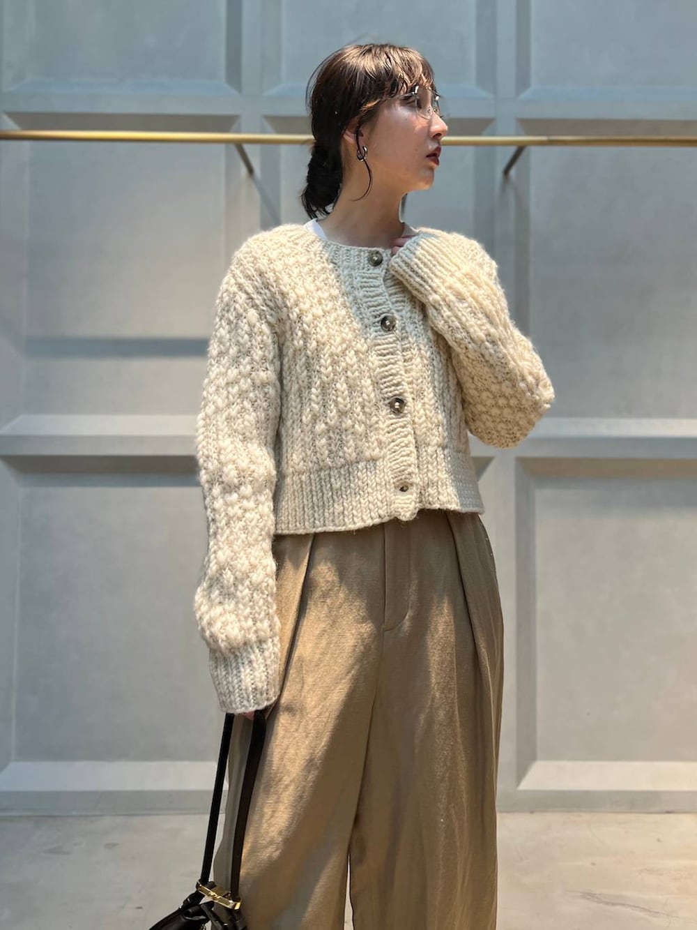 ホワイト系のTシャツ/カットソー、ホワイト系のカーディガン/ボレロ、ベージュ系のその他パンツを着用したレディースの冬コーディネートの4枚目の写真