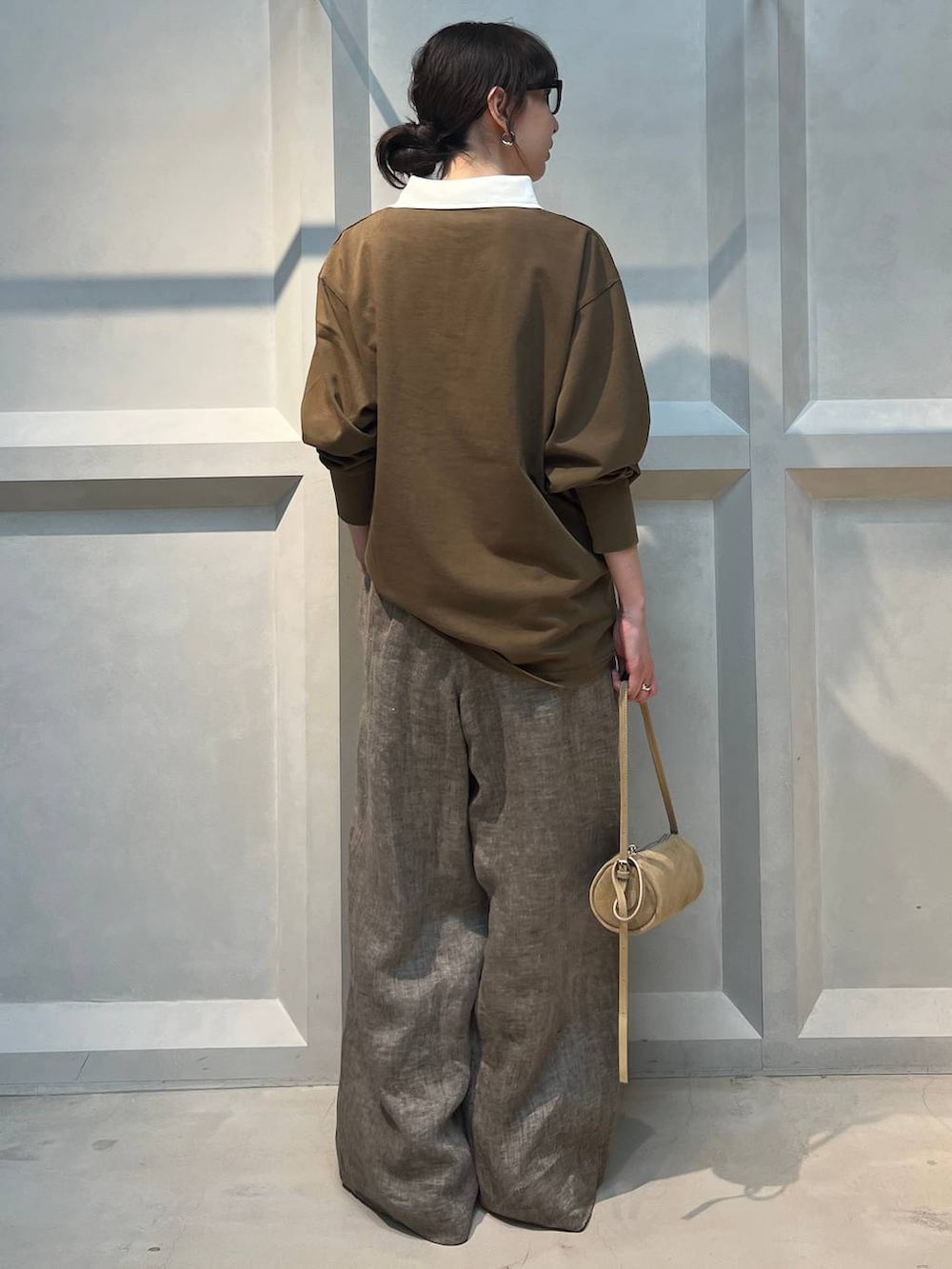 ベージュ系のその他パンツ、ブラウン系のシャツ/ブラウスを着用したレディースの春コーディネートの3枚目の写真