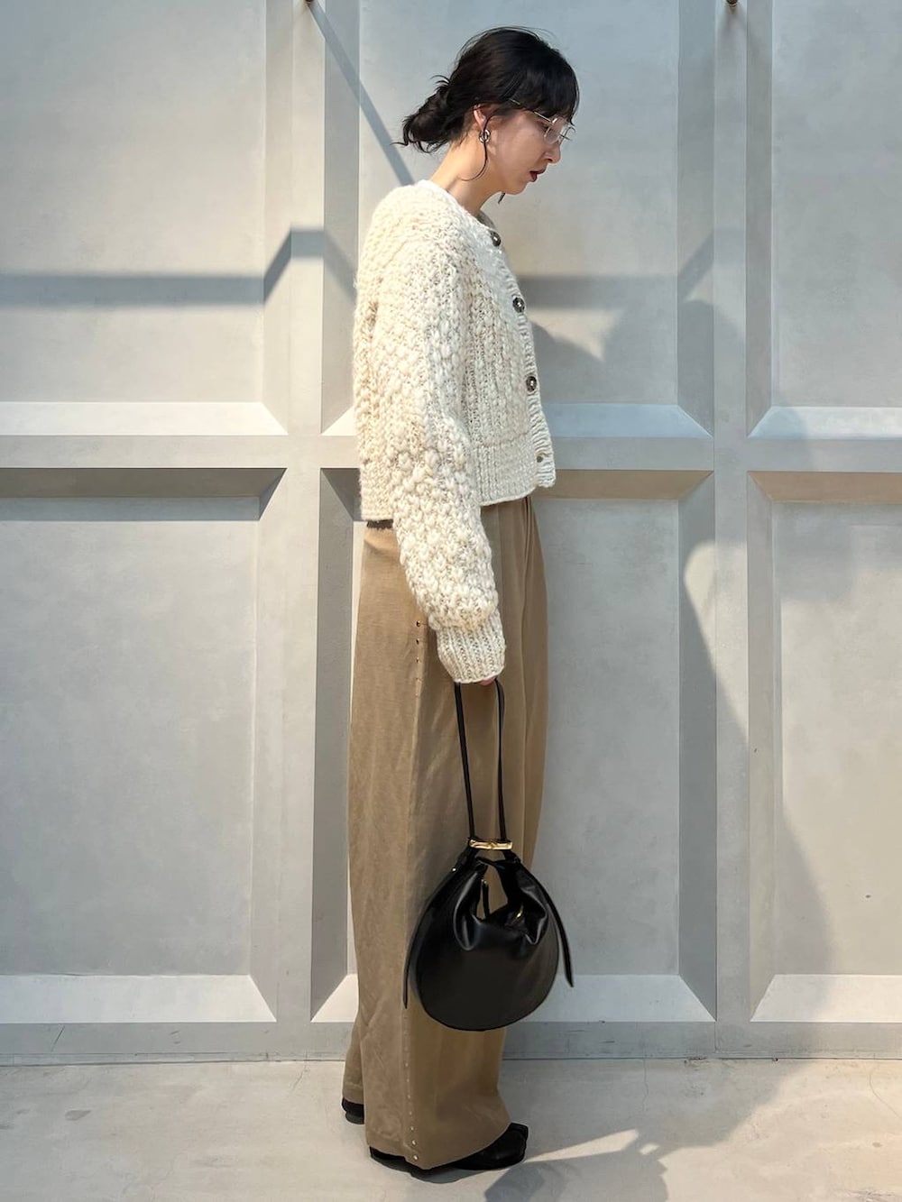 ホワイト系のTシャツ/カットソー、ホワイト系のカーディガン/ボレロ、ベージュ系のその他パンツを着用したレディースの冬コーディネートの3枚目の写真