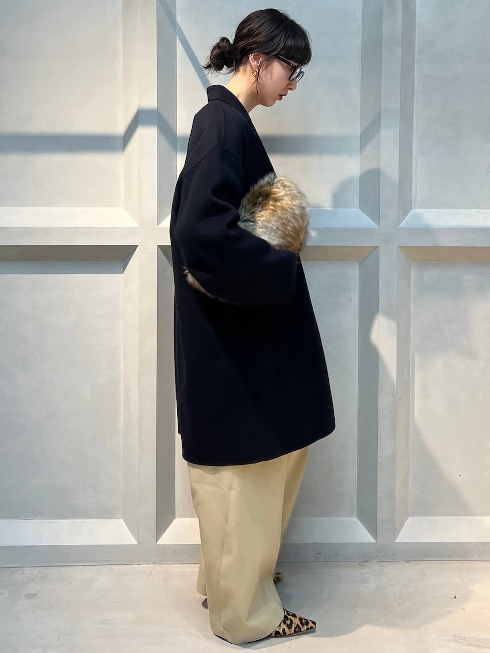 ホワイト系のTシャツ/カットソー、ブラウン系のその他パンツ、ブルー系のチェスターコートを着用したレディースの秋コーディネートの4枚目の写真