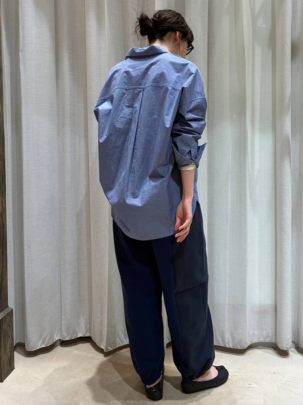 ブルー系のシャツ/ブラウス、ホワイト系のTシャツ/カットソー、シルバー系のバングル/リストバンドを着用したレディースの冬コーディネートの3枚目の写真