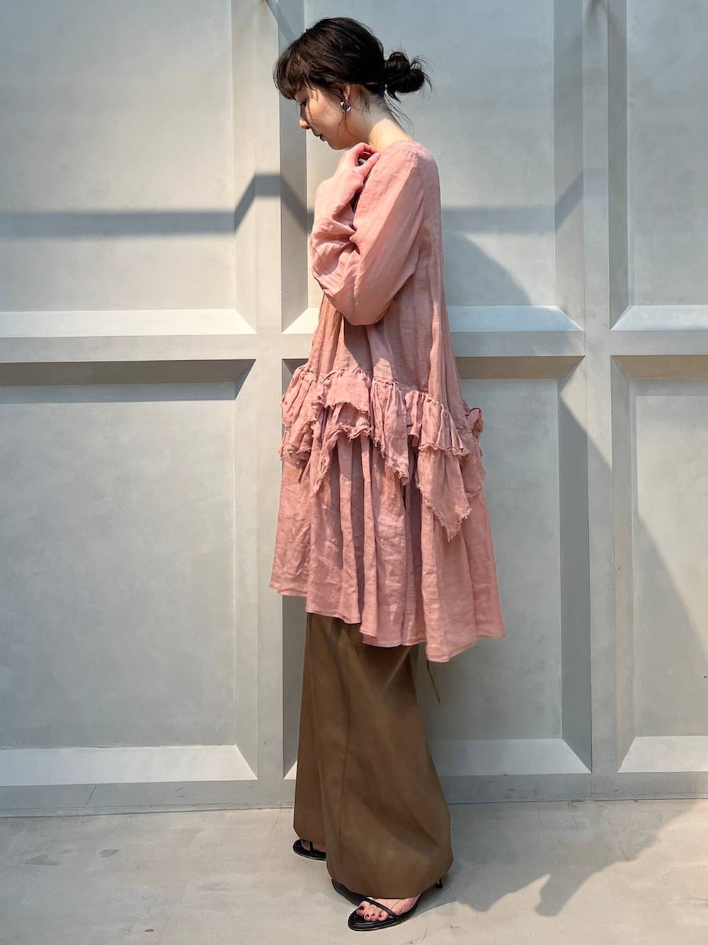 イエロー系のその他パンツ、ピンク系のシャツ/ブラウスを着用したレディースの春コーディネートの2枚目の写真