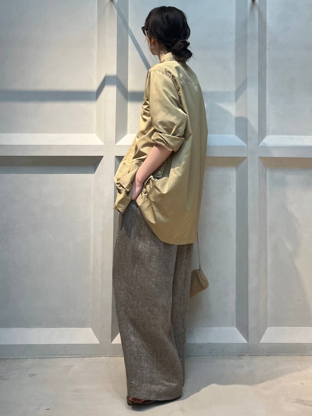 ホワイト系のTシャツ/カットソー、ベージュ系のその他パンツ、イエロー系のブルゾンを着用したレディースの春コーディネートの2枚目の写真