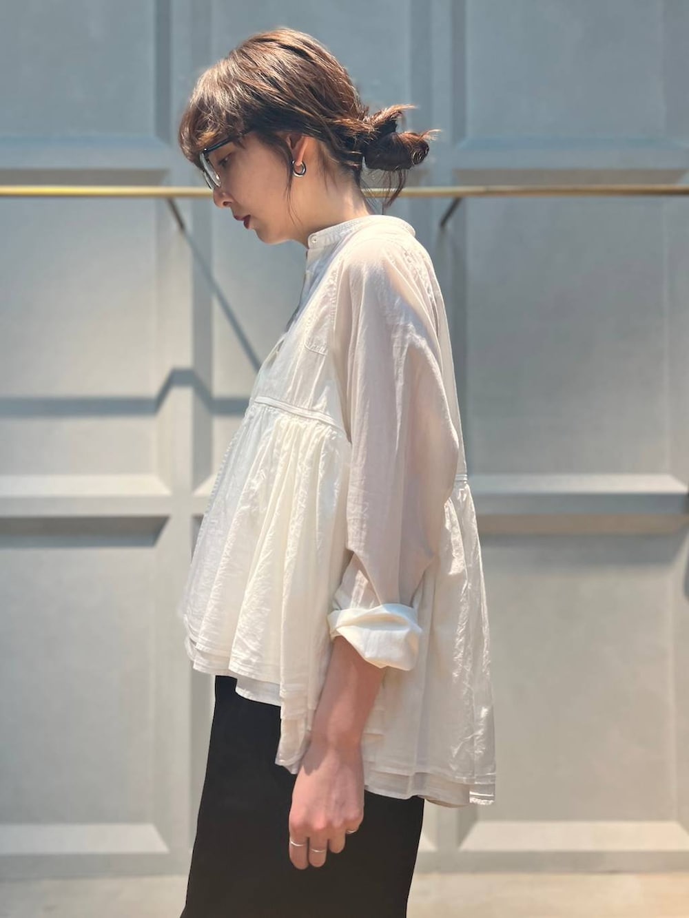 ブラック系のトートバッグ、ホワイト系のシャツ/ブラウス、ブラック系のその他パンツを着用したレディースの春コーディネートの6枚目の写真