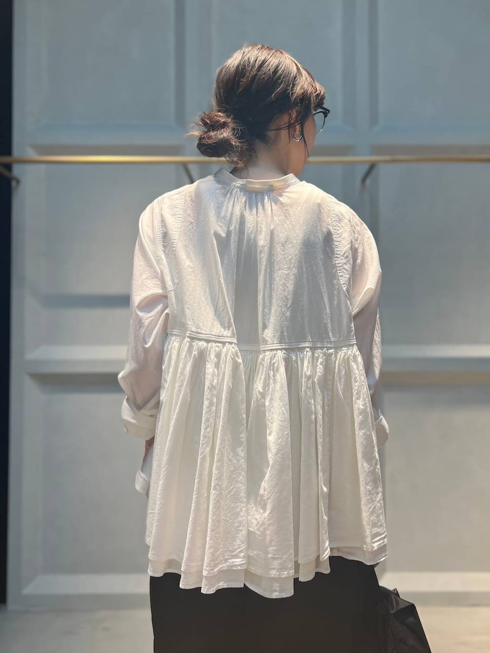 ブラック系のトートバッグ、ホワイト系のシャツ/ブラウス、ブラック系のその他パンツを着用したレディースの春コーディネートの7枚目の写真