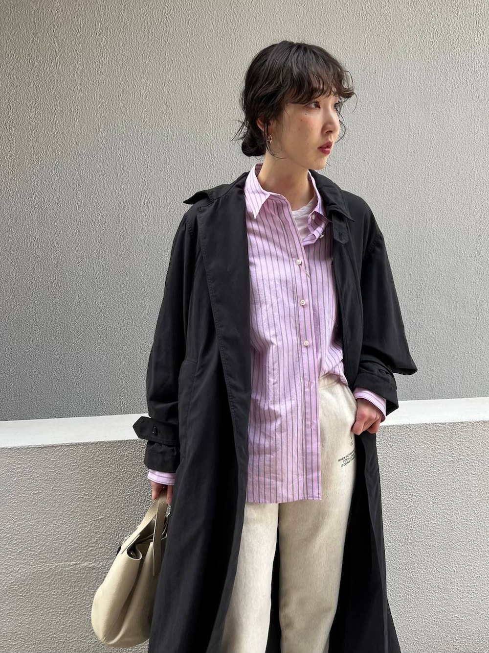 ホワイト系のショルダーバッグ、ホワイト系のスウェットパンツ、ピンク系のシャツ/ブラウスを着用したレディースの冬コーディネートの5枚目の写真