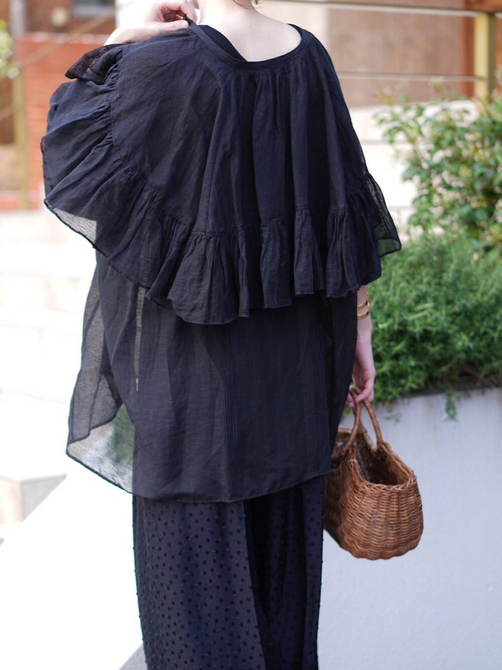 ブラック系のタンクトップ、ブラック系のその他パンツ、ブラック系のシャツ/ブラウスを着用したレディースの春コーディネートの5枚目の写真