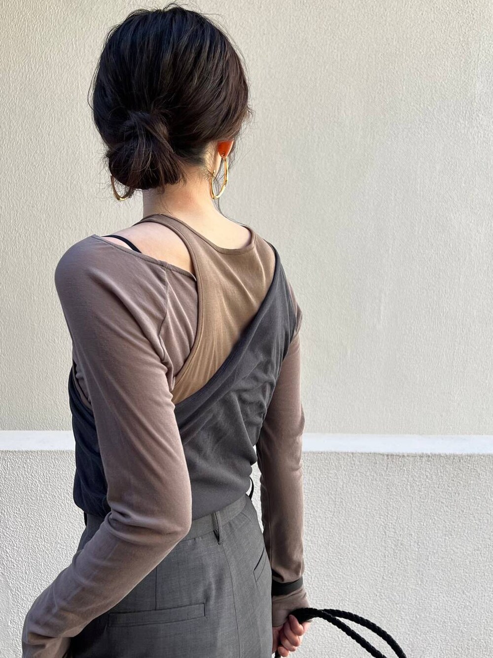 グレー系のその他パンツ、ブラウン系のタンクトップ、グレー系のTシャツ/カットソーを着用したレディースの春コーディネートの4枚目の写真