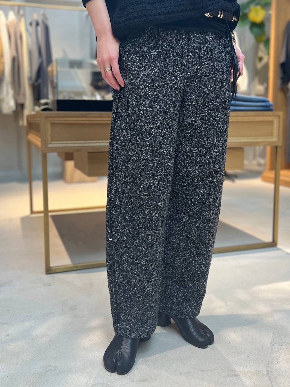 ブラック系のTシャツ/カットソー、ブラック系のニット/セーター、ブラック系のその他パンツを着用したレディースの冬コーディネートの7枚目の写真