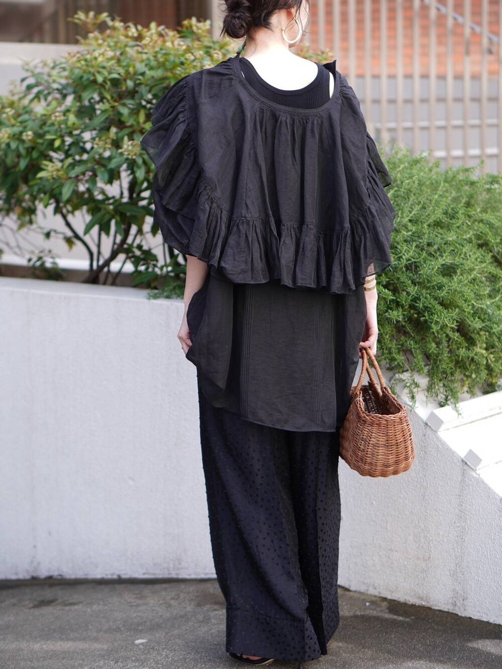 ブラック系のタンクトップ、ブラック系のその他パンツ、ブラック系のシャツ/ブラウスを着用したレディースの春コーディネートの3枚目の写真