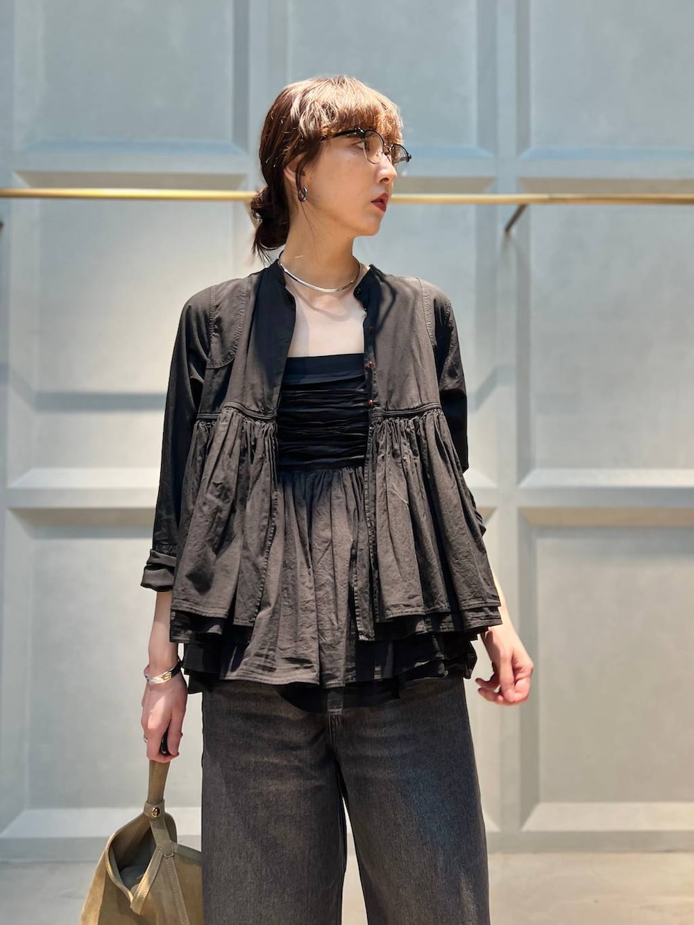 ブラック系のデニムパンツ、ブラック系のシャツ/ブラウス、ブラック系のキャミソールを着用したレディースの夏コーディネートの5枚目の写真
