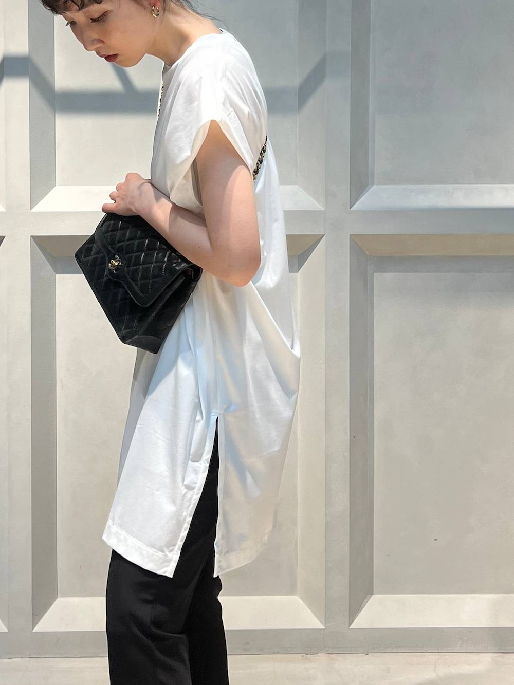 ブラック系のその他パンツ、ホワイト系のTシャツ/カットソー、ベージュ系のサンダルを着用したレディースの夏コーディネートの6枚目の写真