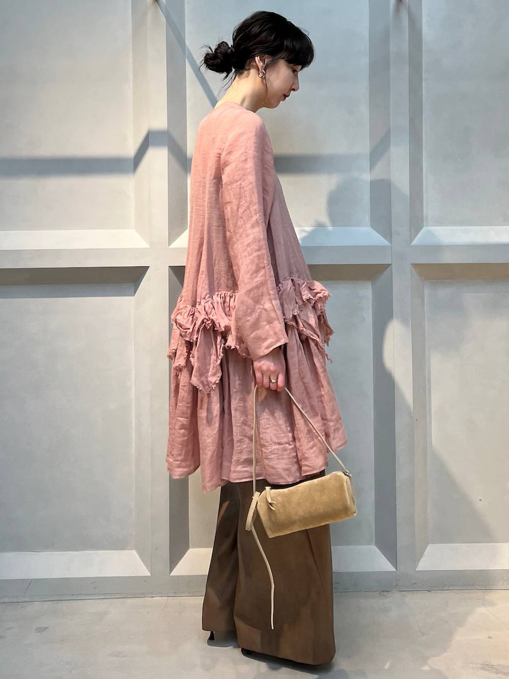 イエロー系のその他パンツ、ピンク系のシャツ/ブラウスを着用したレディースの春コーディネートの4枚目の写真