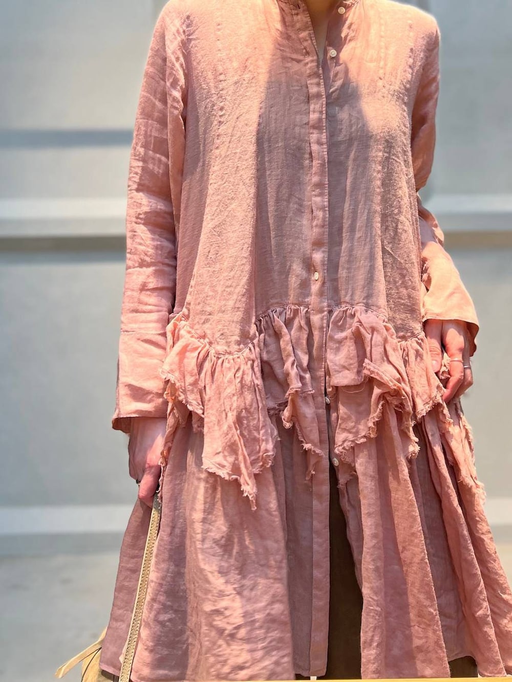 イエロー系のその他パンツ、ピンク系のシャツ/ブラウスを着用したレディースの春コーディネートの7枚目の写真