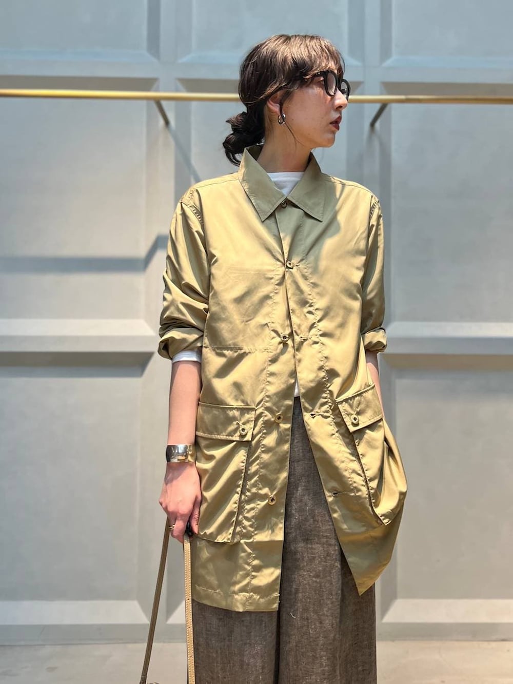 ホワイト系のTシャツ/カットソー、ベージュ系のその他パンツ、イエロー系のブルゾンを着用したレディースの春コーディネートの4枚目の写真