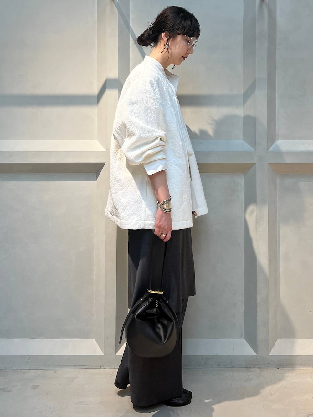 ホワイト系のシャツ/ブラウス、ホワイト系のブルゾン、グレー系のその他パンツを着用したレディースの冬コーディネートの4枚目の写真