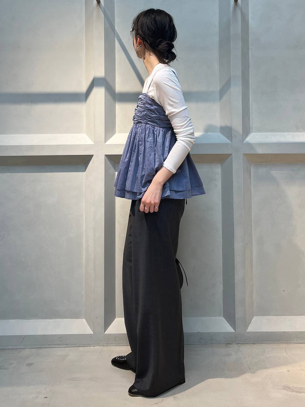 ホワイト系のTシャツ/カットソー、グレー系のその他パンツ、ブルー系のキャミソールを着用したレディースの春コーディネートの2枚目の写真