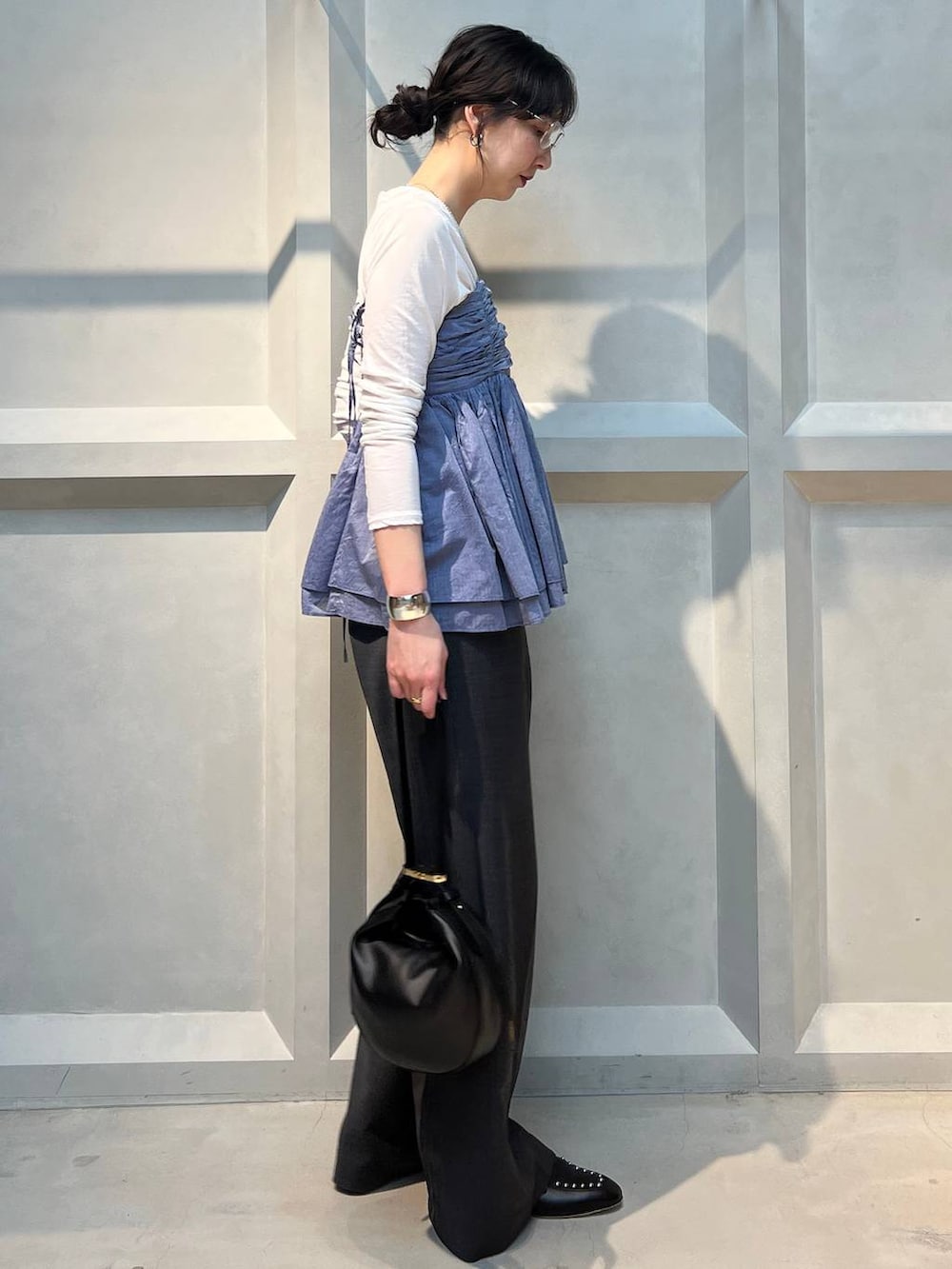 ホワイト系のTシャツ/カットソー、グレー系のその他パンツ、ブルー系のキャミソールを着用したレディースの春コーディネートの4枚目の写真