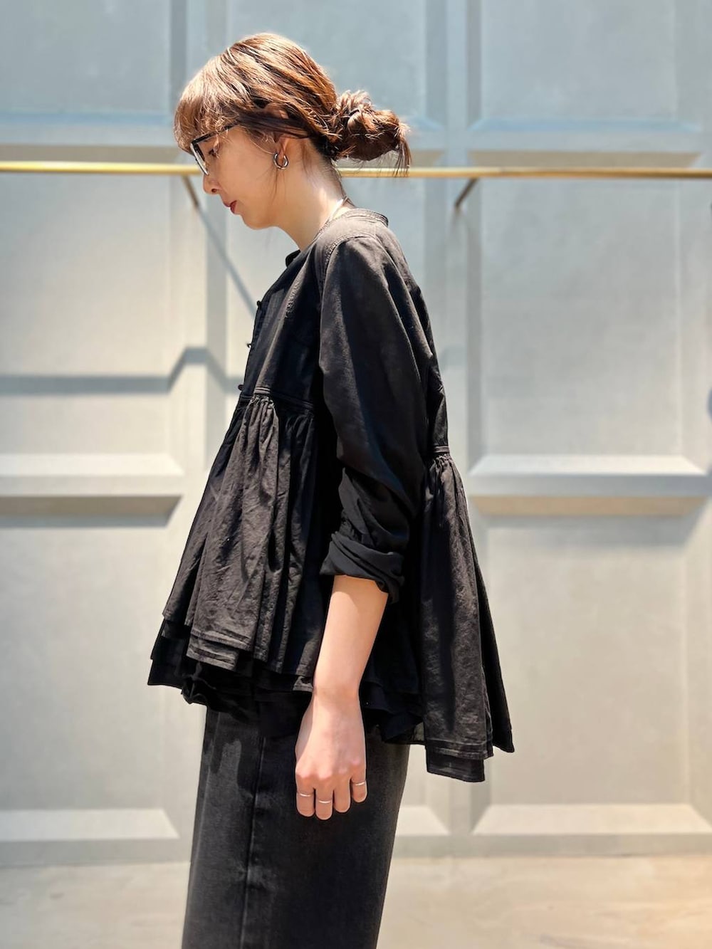 ブラック系のデニムパンツ、ブラック系のシャツ/ブラウス、ブラック系のキャミソールを着用したレディースの夏コーディネートの6枚目の写真