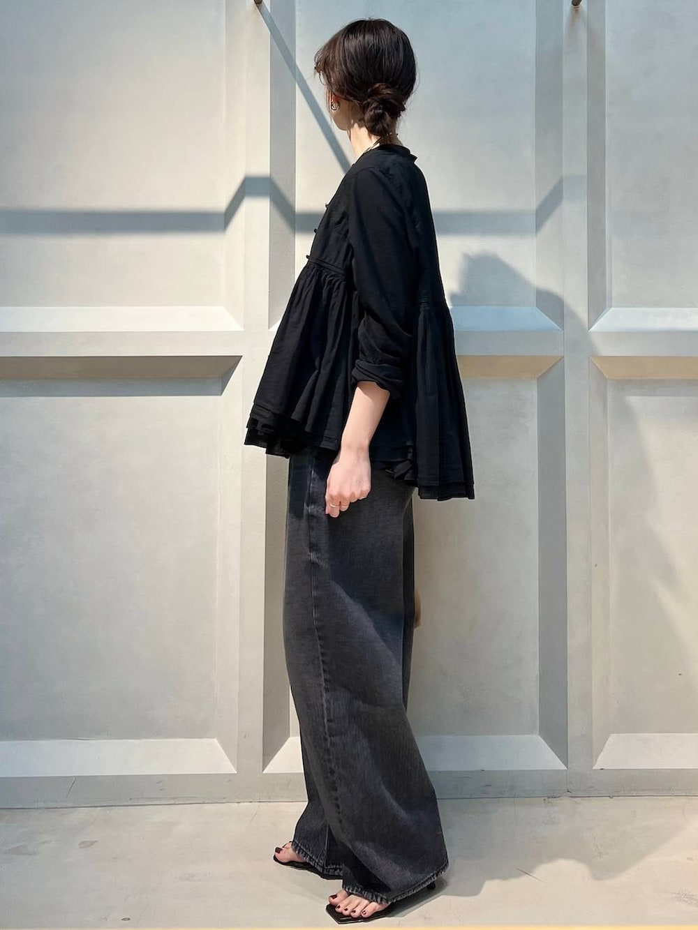 ブラック系のデニムパンツ、ブラック系のシャツ/ブラウス、ブラック系のキャミソールを着用したレディースの夏コーディネートの2枚目の写真