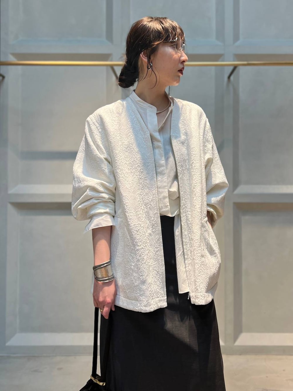 ホワイト系のシャツ/ブラウス、ホワイト系のブルゾン、グレー系のその他パンツを着用したレディースの冬コーディネートの5枚目の写真