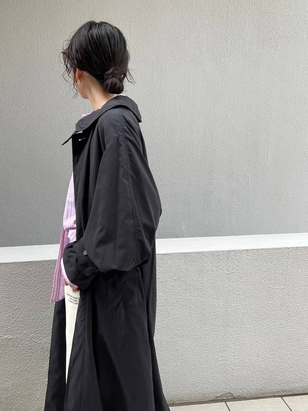 ホワイト系のショルダーバッグ、ホワイト系のスウェットパンツ、ピンク系のシャツ/ブラウスを着用したレディースの冬コーディネートの6枚目の写真