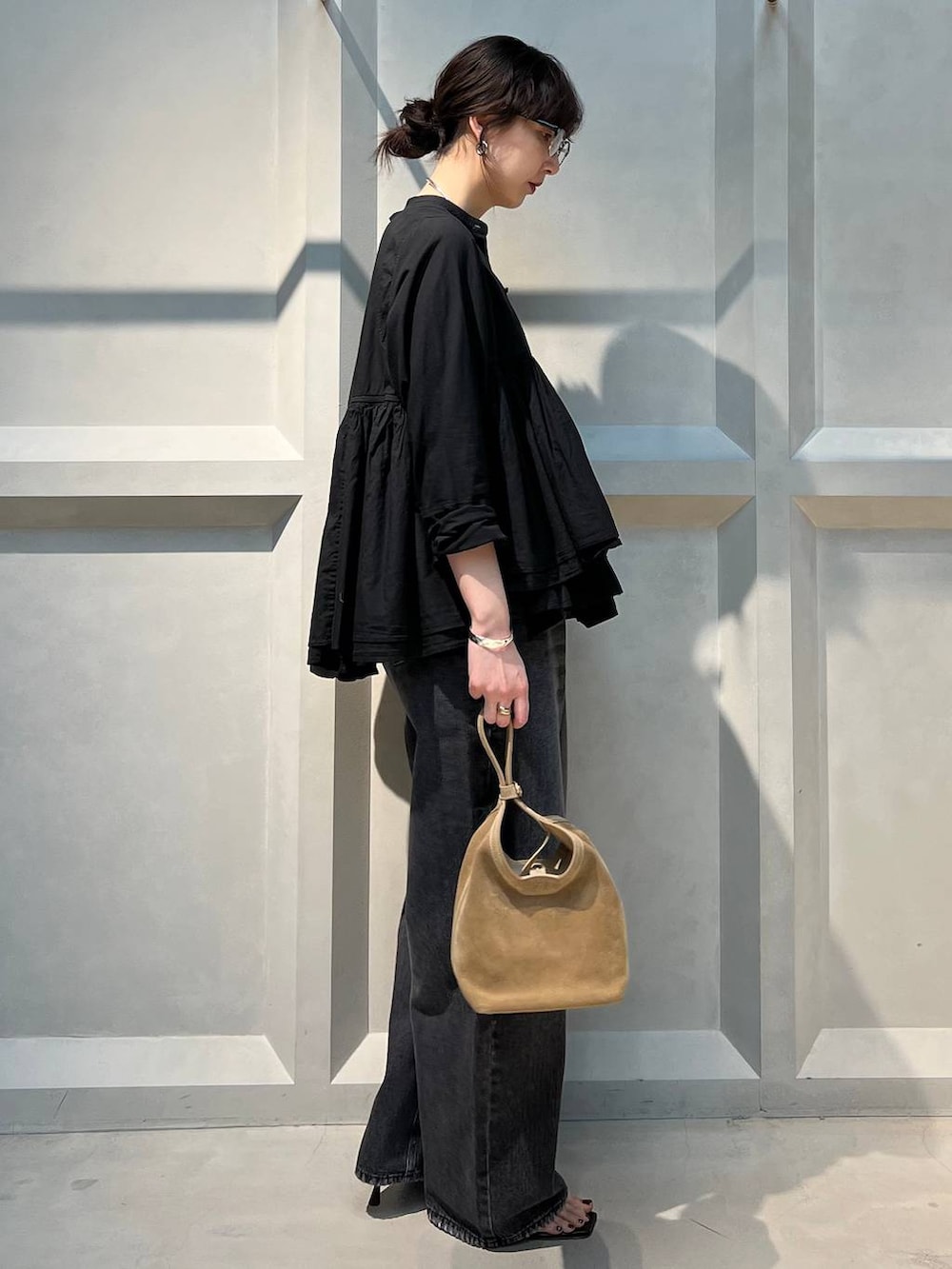 ブラック系のデニムパンツ、ブラック系のシャツ/ブラウス、ブラック系のキャミソールを着用したレディースの夏コーディネートの4枚目の写真