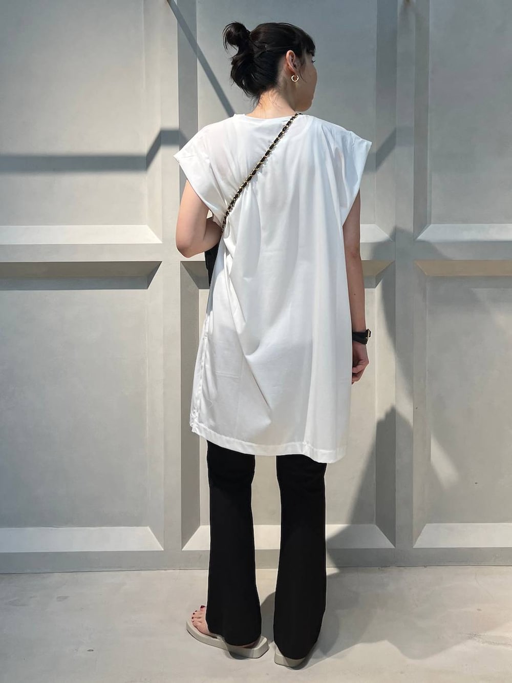 ブラック系のその他パンツ、ホワイト系のTシャツ/カットソー、ベージュ系のサンダルを着用したレディースの夏コーディネートの3枚目の写真