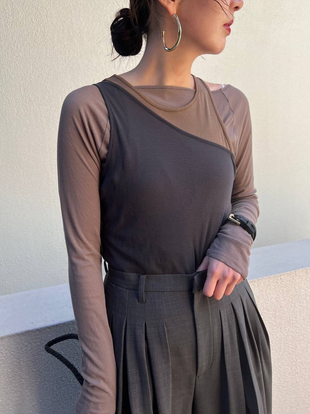 グレー系のその他パンツ、ブラウン系のタンクトップ、グレー系のTシャツ/カットソーを着用したレディースの春コーディネートの3枚目の写真