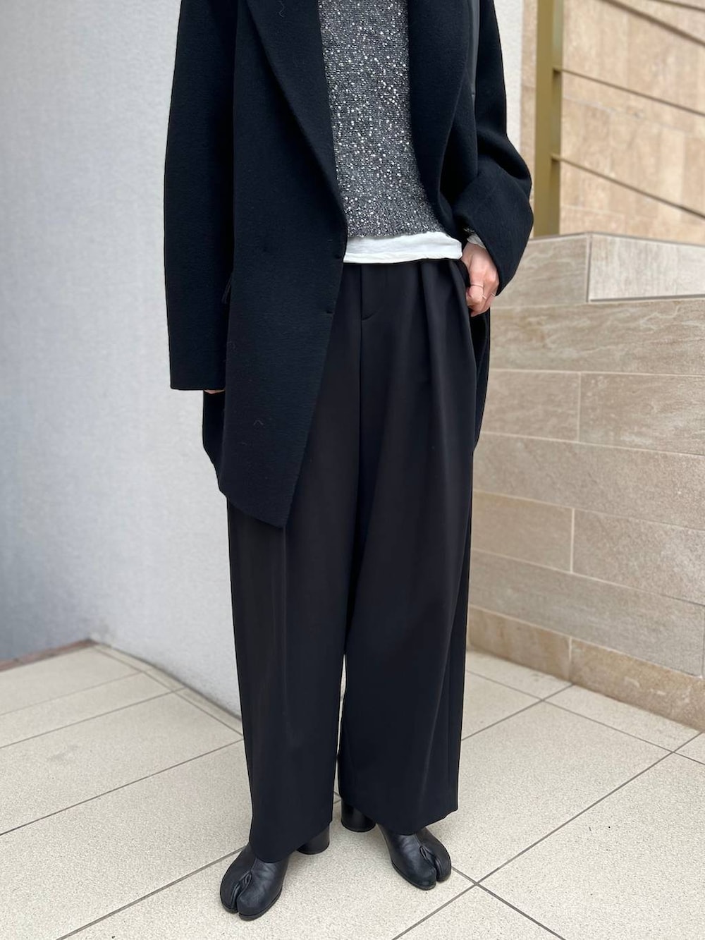 ブラック系のその他パンツ、ホワイト系のTシャツ/カットソー、グレー系のニット/セーターを着用したレディースの秋コーディネートの6枚目の写真