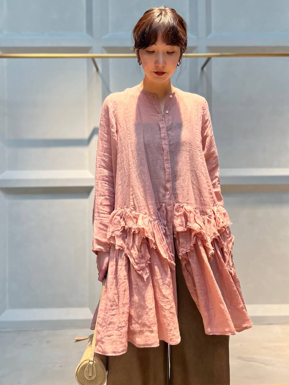 イエロー系のその他パンツ、ピンク系のシャツ/ブラウスを着用したレディースの春コーディネートの5枚目の写真