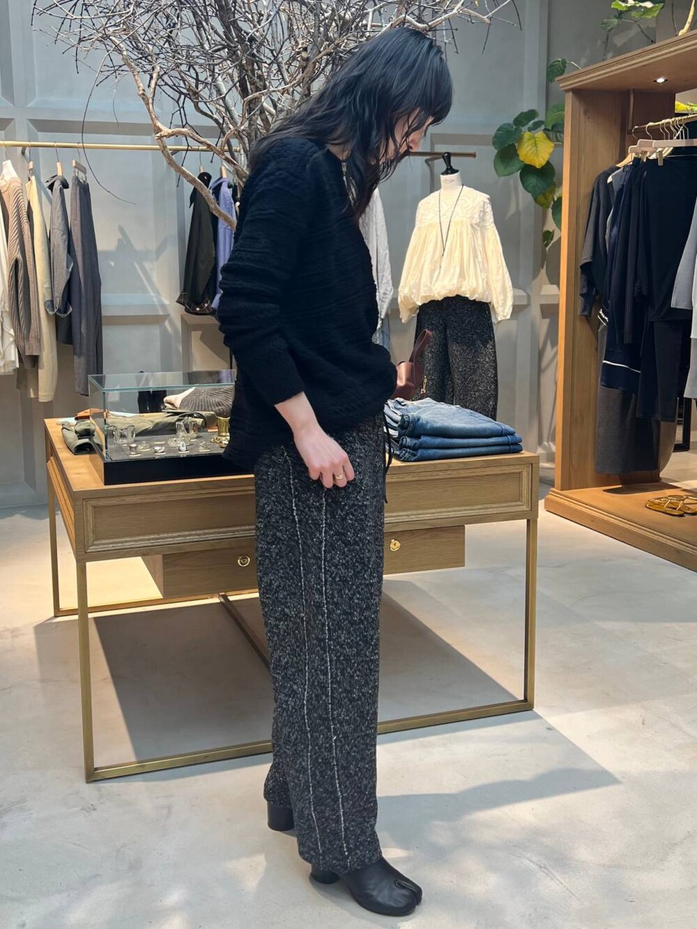 ブラック系のTシャツ/カットソー、ブラック系のニット/セーター、ブラック系のその他パンツを着用したレディースの冬コーディネートの2枚目の写真