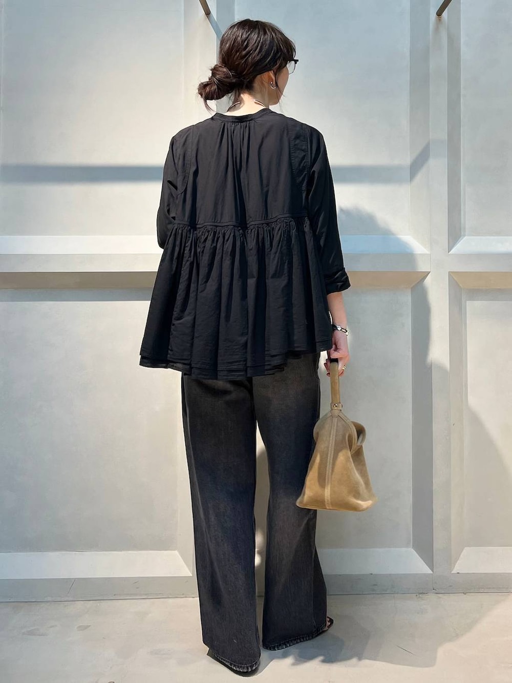 ブラック系のデニムパンツ、ブラック系のシャツ/ブラウス、ブラック系のキャミソールを着用したレディースの夏コーディネートの3枚目の写真