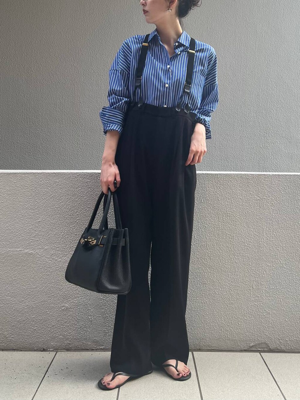 ブラック系のその他パンツ、ブルー系のシャツ/ブラウスを着用したレディースの夏コーディネートの4枚目の写真