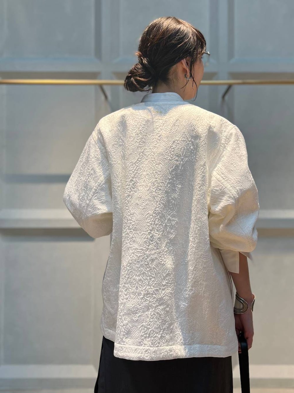 ホワイト系のシャツ/ブラウス、ホワイト系のブルゾン、グレー系のその他パンツを着用したレディースの冬コーディネートの8枚目の写真