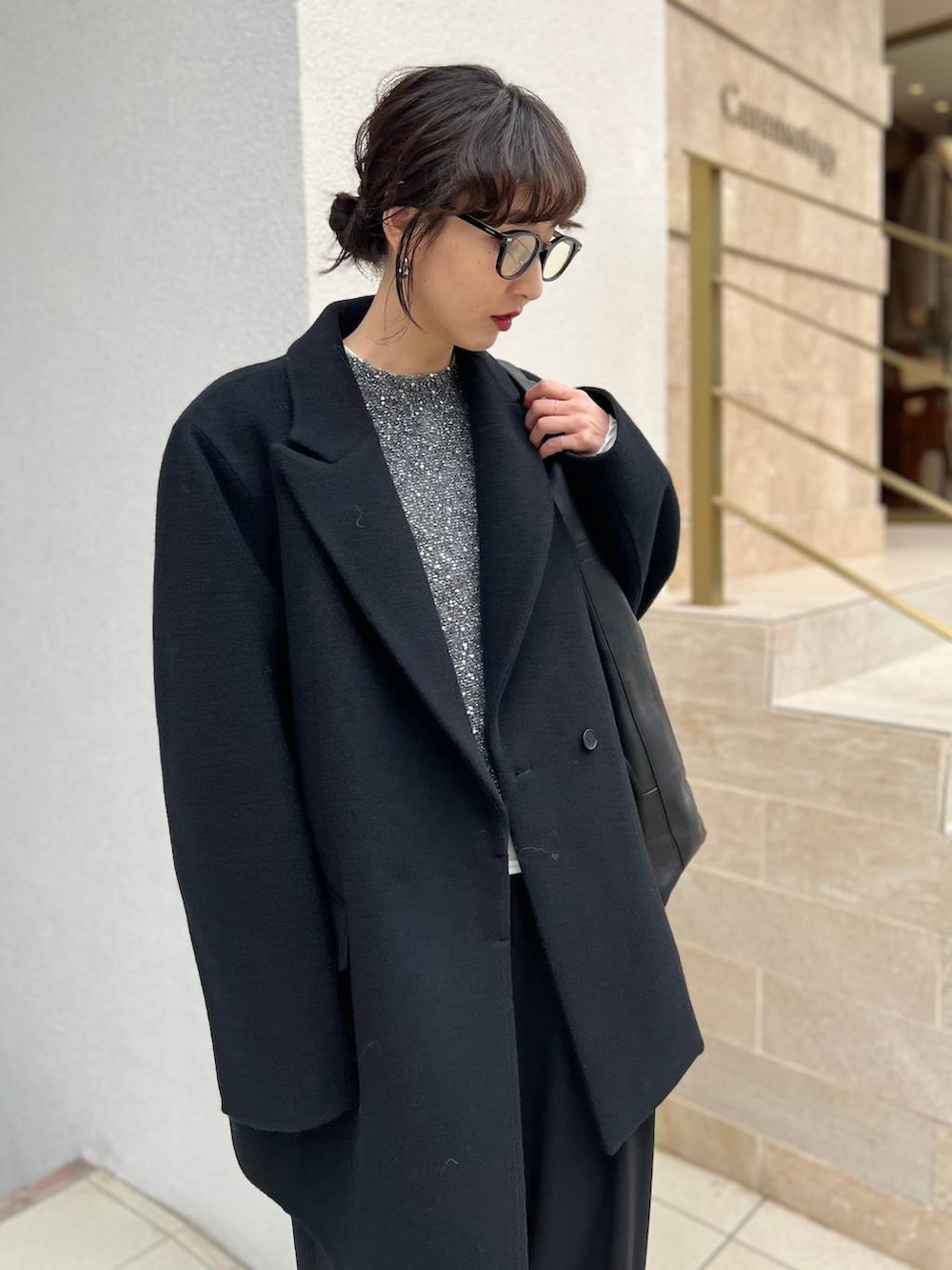 ブラック系のその他パンツ、ホワイト系のTシャツ/カットソー、グレー系のニット/セーターを着用したレディースの秋コーディネートの4枚目の写真