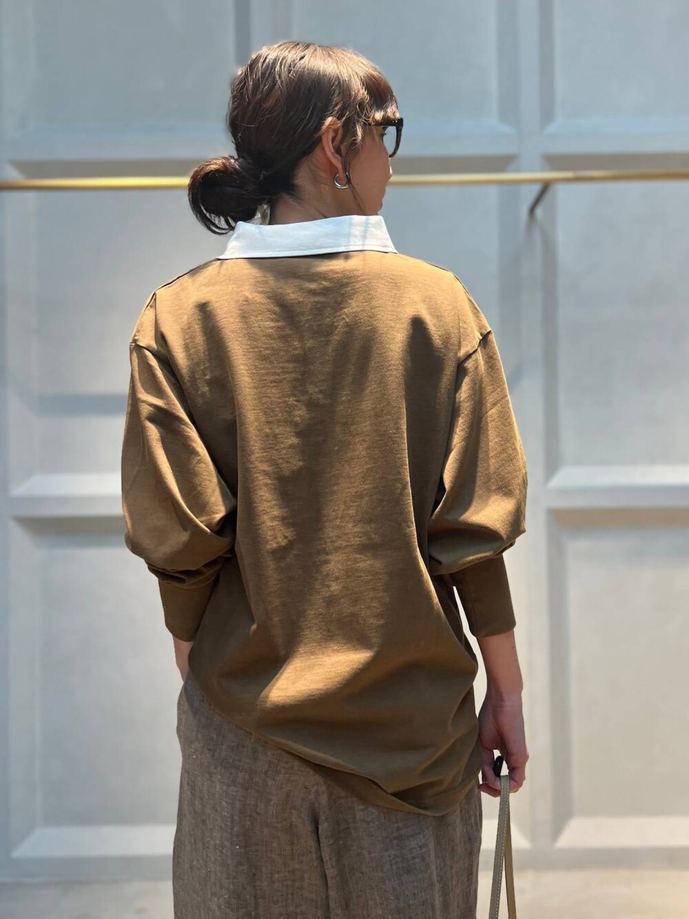 ベージュ系のその他パンツ、ブラウン系のシャツ/ブラウスを着用したレディースの春コーディネートの6枚目の写真