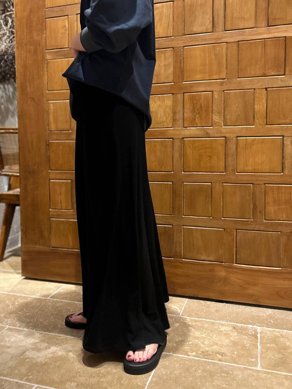 ブラック系のスカート、ブルー系のシャツ/ブラウス、ゴールド系のチョーカーを着用したレディースの春コーディネートの7枚目の写真