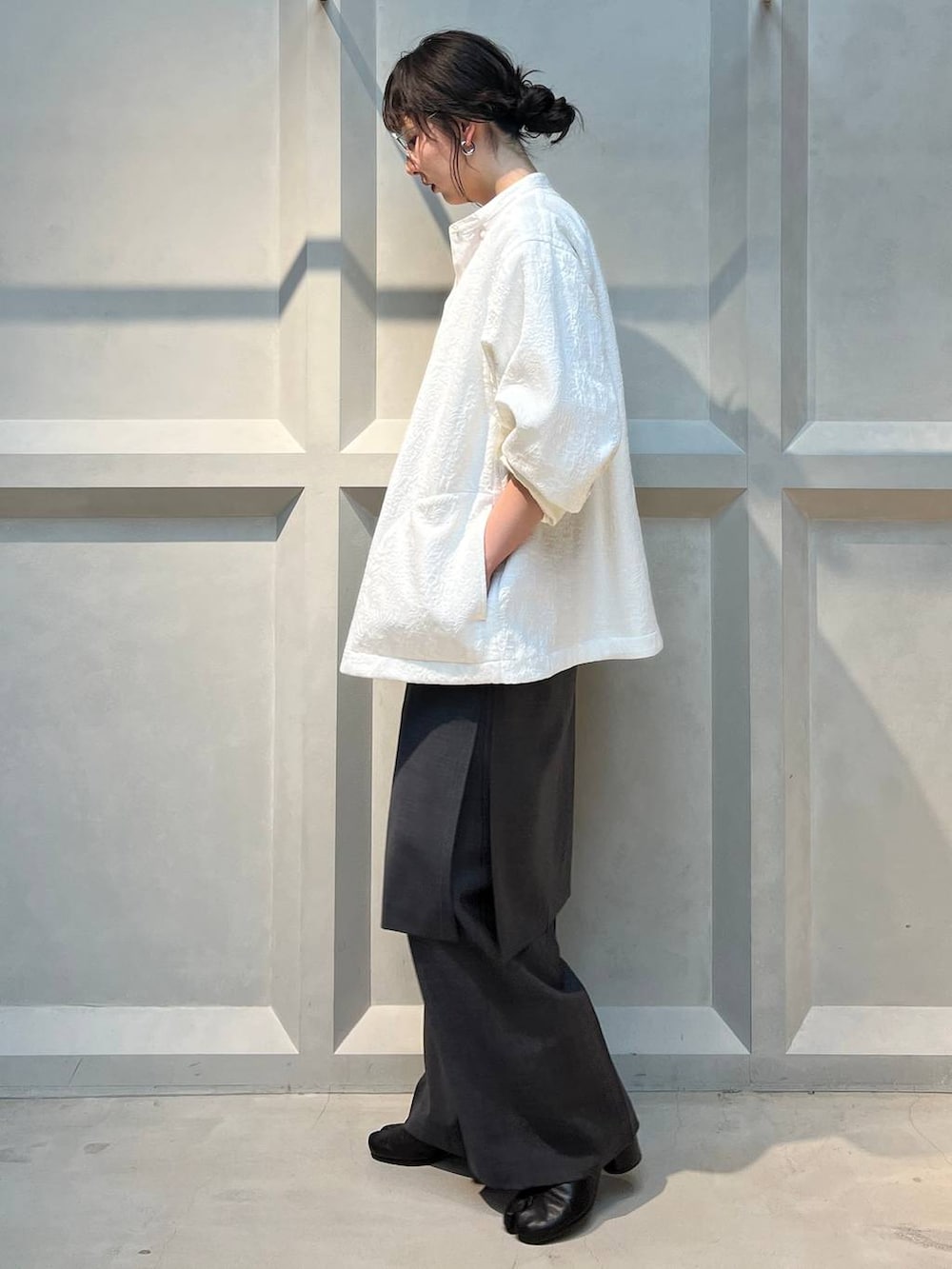 ホワイト系のシャツ/ブラウス、ホワイト系のブルゾン、グレー系のその他パンツを着用したレディースの冬コーディネートの2枚目の写真