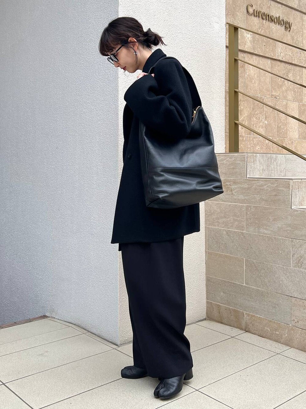 ブラック系のその他パンツ、ホワイト系のTシャツ/カットソー、グレー系のニット/セーターを着用したレディースの秋コーディネートの2枚目の写真