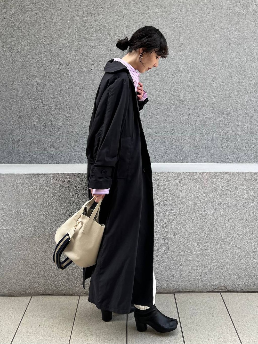 ホワイト系のショルダーバッグ、ホワイト系のスウェットパンツ、ピンク系のシャツ/ブラウスを着用したレディースの冬コーディネートの4枚目の写真