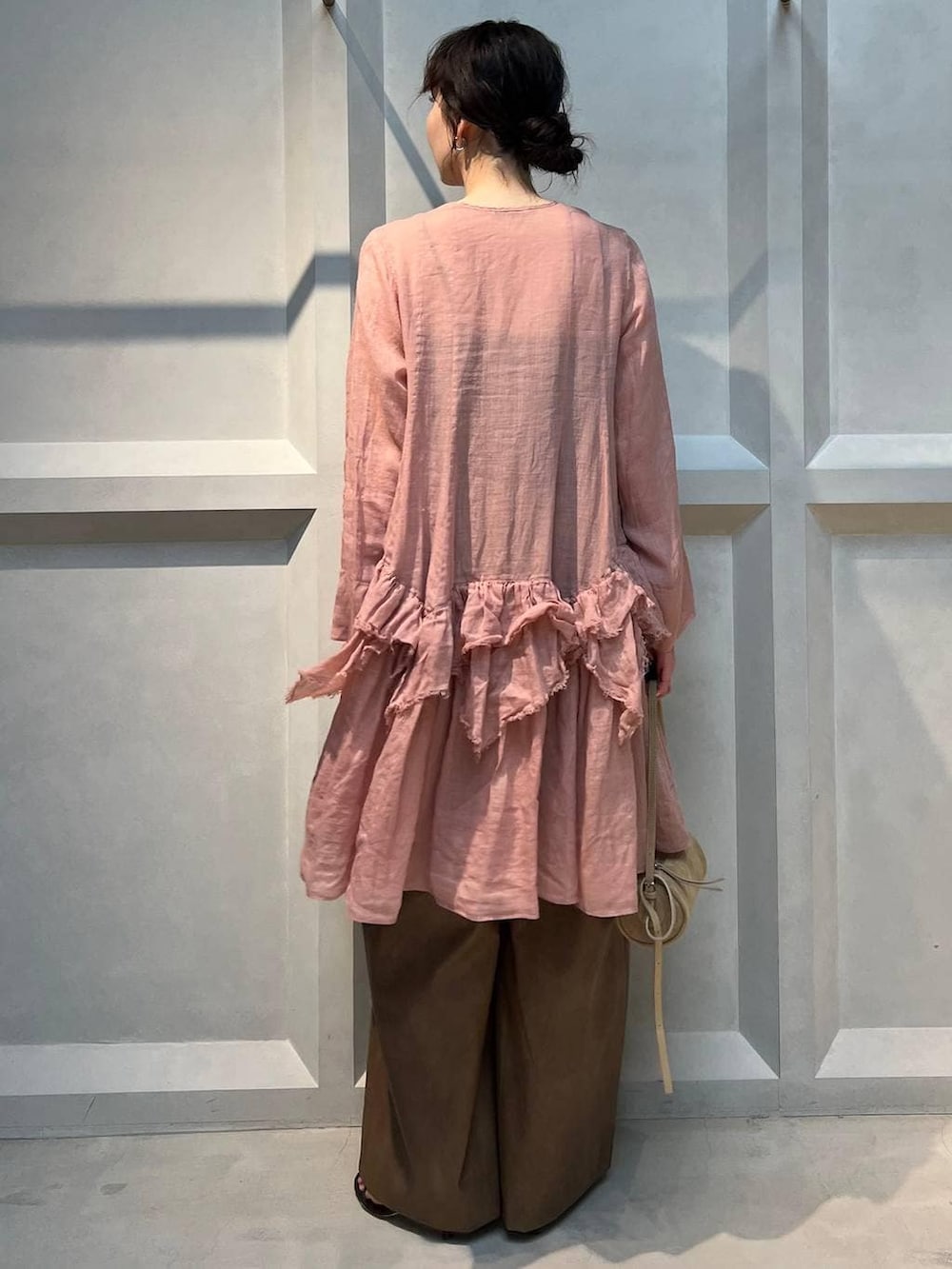 イエロー系のその他パンツ、ピンク系のシャツ/ブラウスを着用したレディースの春コーディネートの3枚目の写真