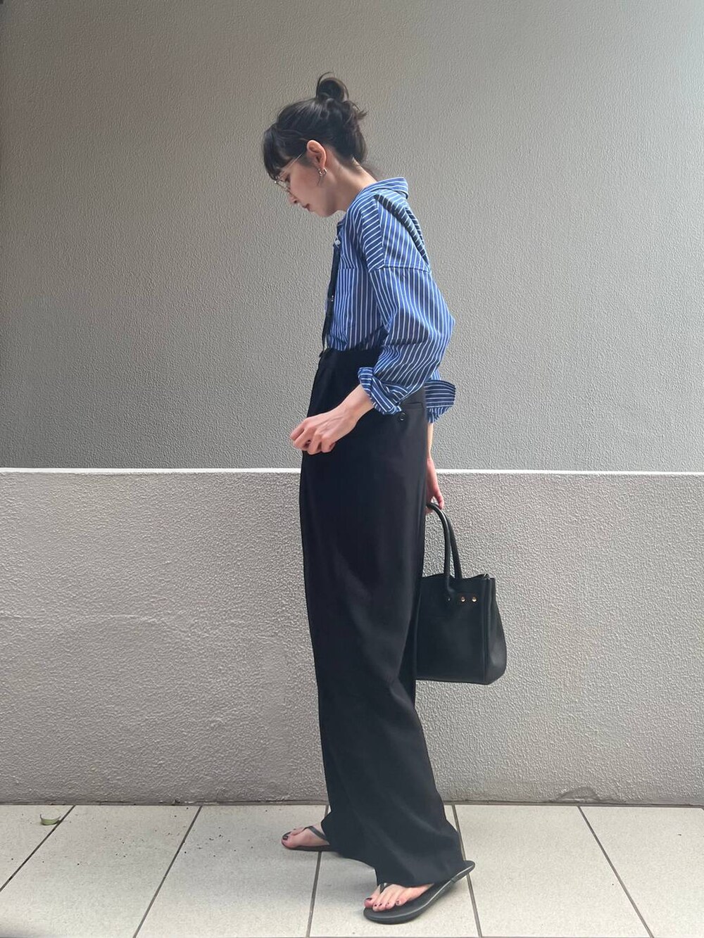 ブラック系のその他パンツ、ブルー系のシャツ/ブラウスを着用したレディースの夏コーディネートの2枚目の写真