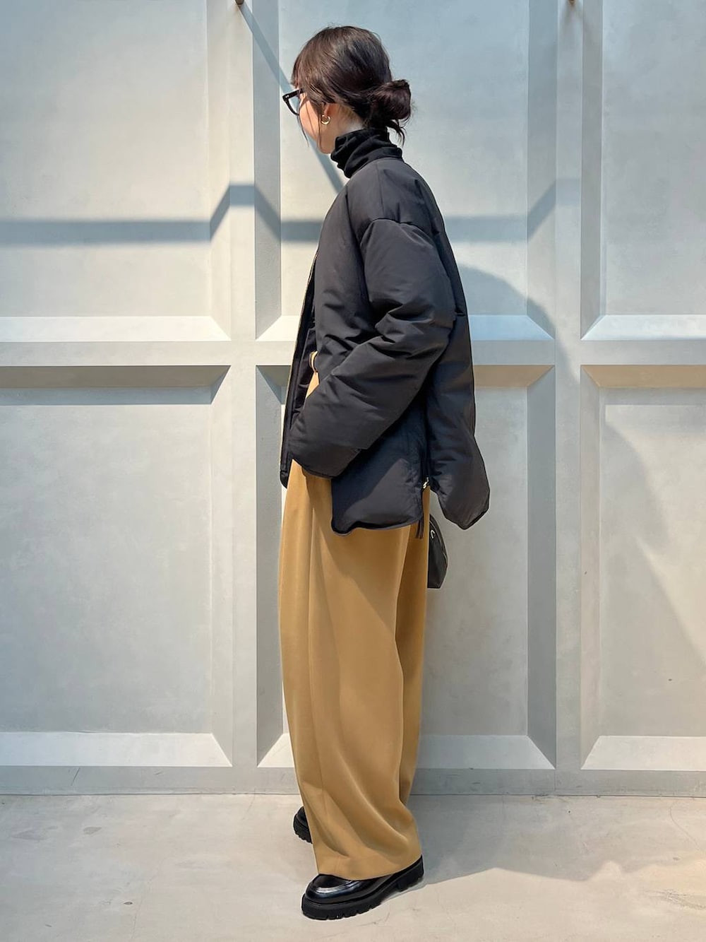 ブラック系のダウンジャケット/コート、ブラック系のニット/セーターを着用したレディースの冬コーディネートの2枚目の写真