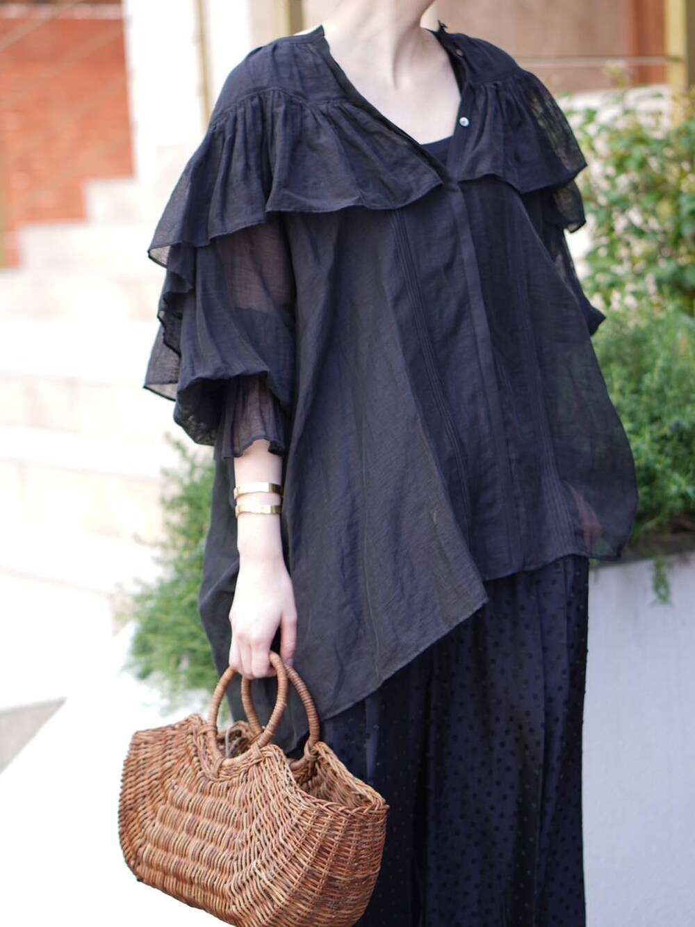 ブラック系のタンクトップ、ブラック系のその他パンツ、ブラック系のシャツ/ブラウスを着用したレディースの春コーディネートの4枚目の写真