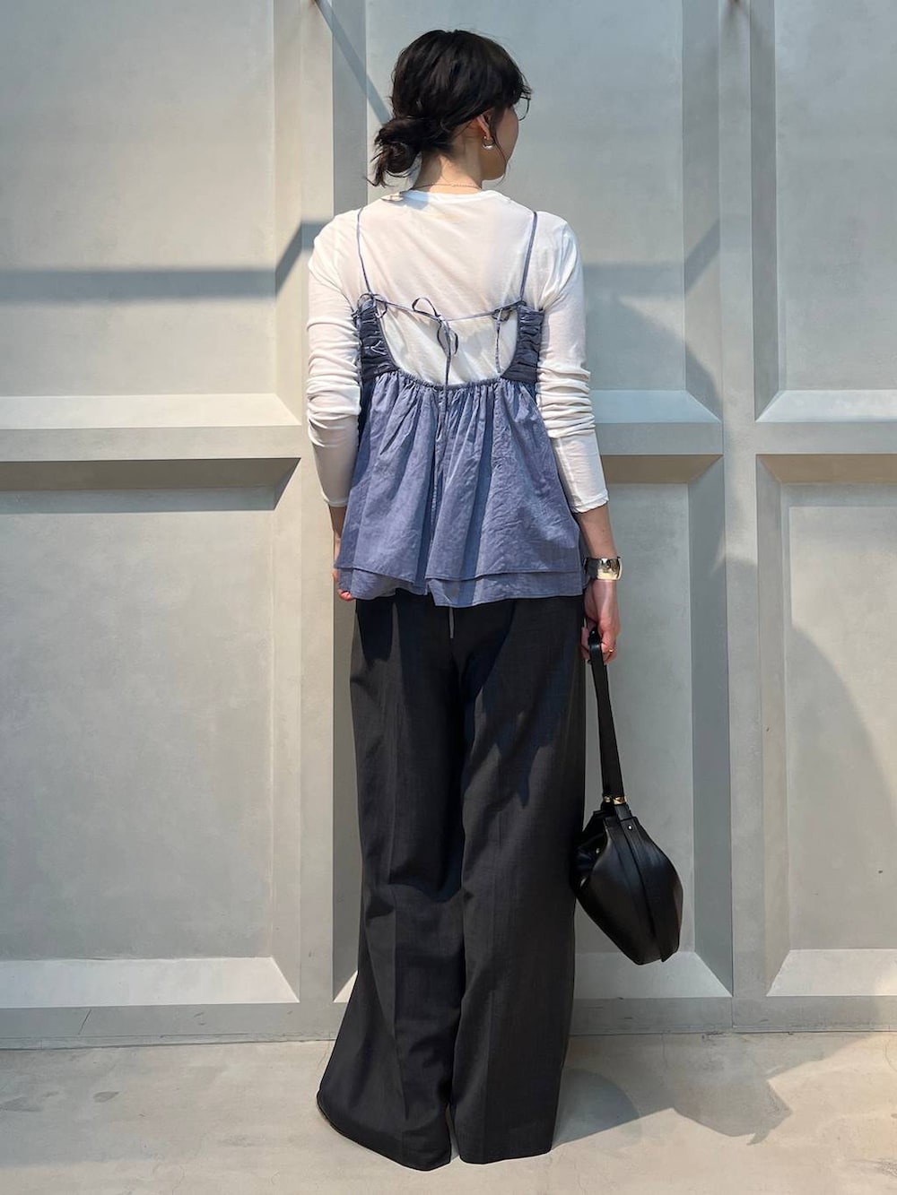 ホワイト系のTシャツ/カットソー、グレー系のその他パンツ、ブルー系のキャミソールを着用したレディースの春コーディネートの3枚目の写真