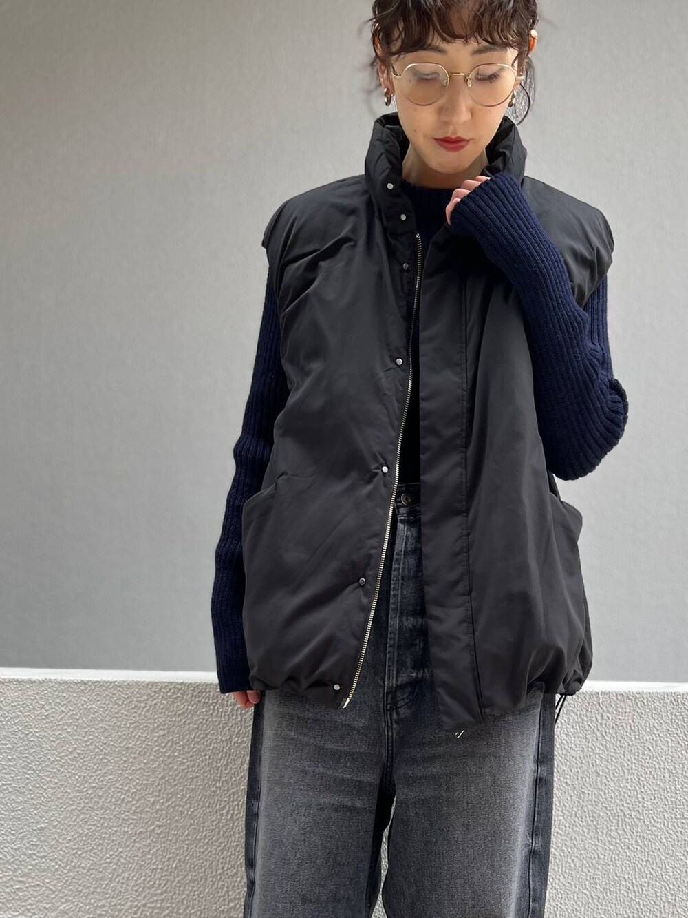 ブラック系のデニムパンツ、ブルー系のニット/セーターを着用したレディースの秋コーディネートの4枚目の写真