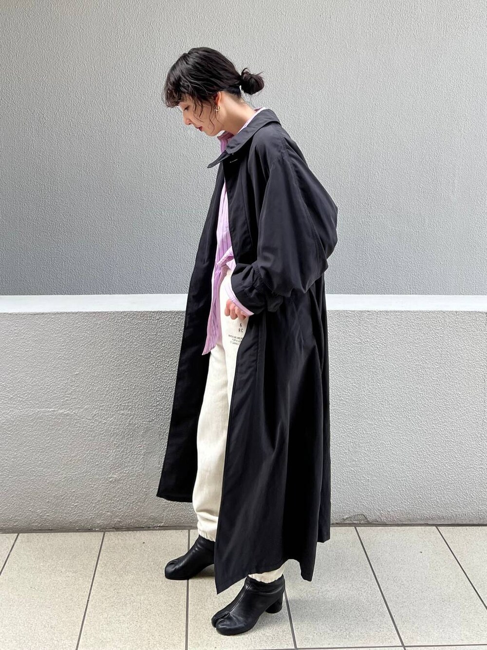 ホワイト系のショルダーバッグ、ホワイト系のスウェットパンツ、ピンク系のシャツ/ブラウスを着用したレディースの冬コーディネートの2枚目の写真