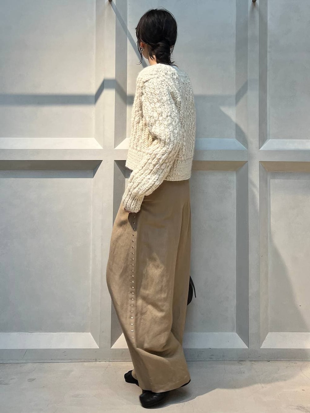 ホワイト系のTシャツ/カットソー、ホワイト系のカーディガン/ボレロ、ベージュ系のその他パンツを着用したレディースの冬コーディネートの2枚目の写真