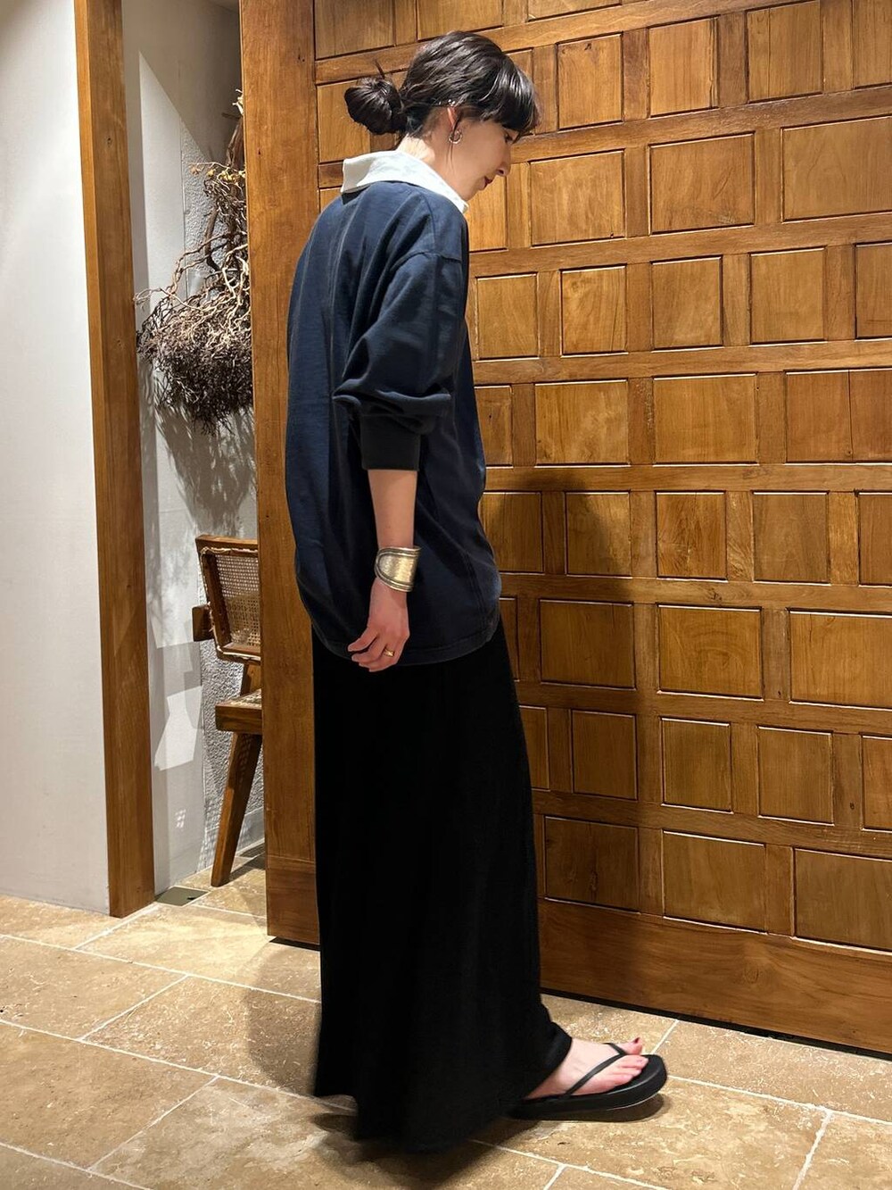 ブラック系のスカート、ブルー系のシャツ/ブラウス、ゴールド系のチョーカーを着用したレディースの春コーディネートの3枚目の写真